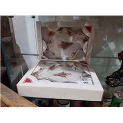 PAIR OF NIB ROYAL ALBERT OLD COUNTRY ROSES CHRISTMAS DISHES