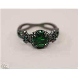 LADIES BLACK AND GREEN RING SZ 8