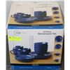 Image 1 : 16 PIECE BLUE DINNERWARE SET