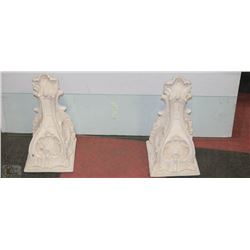 GLASS SHELVES WITH LARGE PILLARS