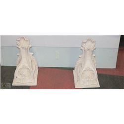 GLASS SHELVES WITH LARGE PILLARS