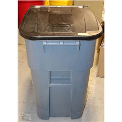 RUBBERMAID COMMERCIAL GARBAGE CAN ON WHEELS