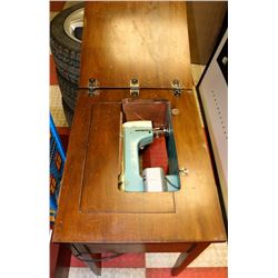 SINGER SEWING MACHINE MODEL B 1969 IN CABINET