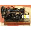 Image 1 : VINTAGE SINGER SEWING MACHINE