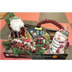 BOX OF VINTAGE LOOK XMAS DÉCOR WITH RED GLASS BEAD