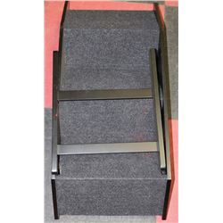 CARPETED DOGGIE STAIRS OR RAMP.