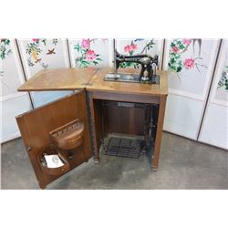 CASED SINGER SEWING MACHINE