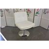 Image 2 : PAIR OF WHITE LEATHER GAS CHAIRS
