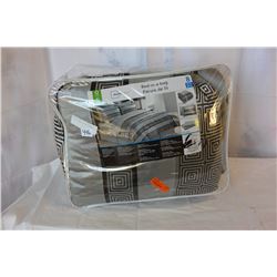 8-PIECE QUEEN SIZE BED IN BAG