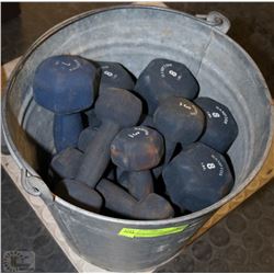 BUCKET WITH MANY ASSORTED HAND WEIGHTS IN VARIOUS