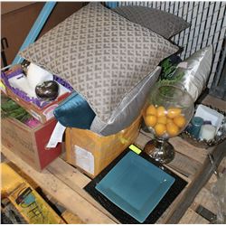 PALLET OF HOME DECOR ITEMS INCL FASHION PILLOWS,