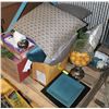 Image 1 : PALLET OF HOME DECOR ITEMS INCL FASHION PILLOWS,