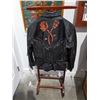 Image 2 : LEATHER FRINGED JACKET AND BUTLER STAND