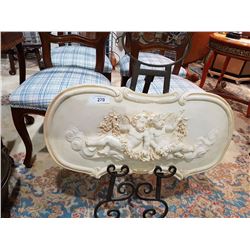 MOLDED PLAQUE W/2 CHERUBS ON STAND