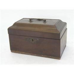 A GEORGE III MAHOGANY TEA CADDY, caddy top, loop handle and key escutcheon, width 22cm 30-40...