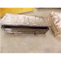 VINTAGE METAL AMO BOX- 25"x10.5"x6" - "2 SHELL 105mm ED HE L 31A3 IN CNRS 36 CY 2-69" "F2 L32A2= 40 