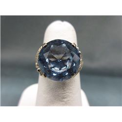 RING - 5CT ROUND FACETTED BLUE TOPAZ SET IN 10KT YELLOW GOLD SETTING - 4.45GRAMS - INCLUDES CERTIFIC