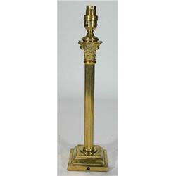 Brass Corinthian column table lamp, 44cm hi…