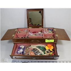 VINTAGE GUNTHER MELE 1976 JEWELRY BOX  WITH TAG