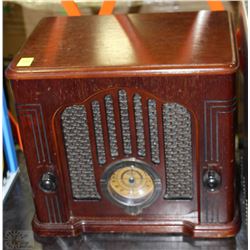 1970'S GE MODEL 7-4135 CLASSIC RADIO & TAPE PLAYER