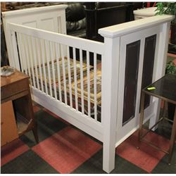 SHOWHOME CRIB MISSING ONE SIDE  PIECE