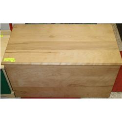 SOLID HARDWOOD TOY CHESS /STORAGE CHESS