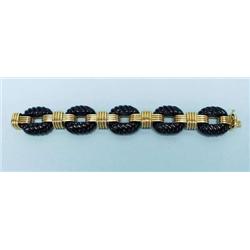 A heavy 18 kt. yellow gold and carved black o...