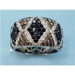 An unusual 18 kt. white gold and diamond band...