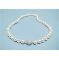 A very fine quality 8.5 -8 mm cultured pearl...