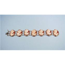 A gold cameo bracelet. With 7 finely carved c...