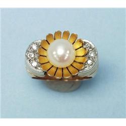 A 1940's 18 kt. yellow gold and diamond ring....