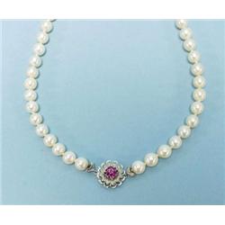 A 28" long cultured pearl necklace. 8.5 - 8 m...