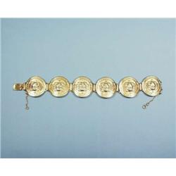 An attractive 18 kt. gold bracelet designed o...