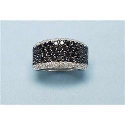 An unusual 18 kt. white gold band ring. Set w...