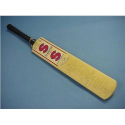 Signed Cricket Bat Size 5 New Zealand 1980 £35-50...