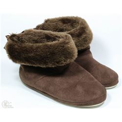 BOX W/NEW PAIR OF WASHABLE