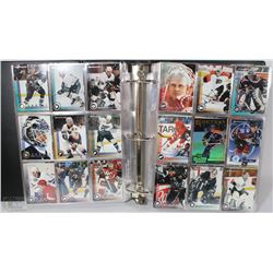 ALBUM OF 1000 HOCKEY CARDS. MANY GRETZKY CARDS.