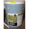 Image 1 : 5 GAL PAIL OF PINE SOL DETERGENT