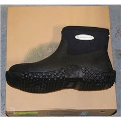 A PAIR OF JOBBER WATERPROOF BOOTS BY MUK BOOT