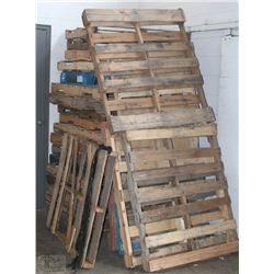 STACK OF APPROX 20 WOOD PALLETS