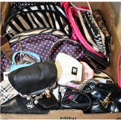 LARGE FLAT OF CHANGE PURSES ON CHOICE