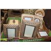 Image 1 : FLAT OF VANITY DECOR INCL MATCHING FRAMES,