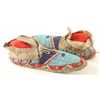 Image 4 : Pair of Mens Teton Dakota Sioux Beaded Moccasins