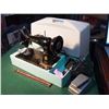 Image 1 : Singer Sewing Machine W/ Carrying Case