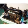 Image 2 : Singer Sewing Machine W/ Carrying Case