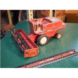Metal International Harvester Combine