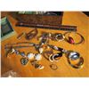 Image 4 : Vintage Jewellery Box W/ Vintage Jewellery (20 Pieces)