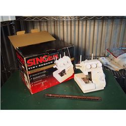 Singer Overedging Machine