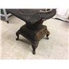 Image 10 : Antique Rancher no.90 Cast Iron Stove (22" Tall 22” x19” Top)