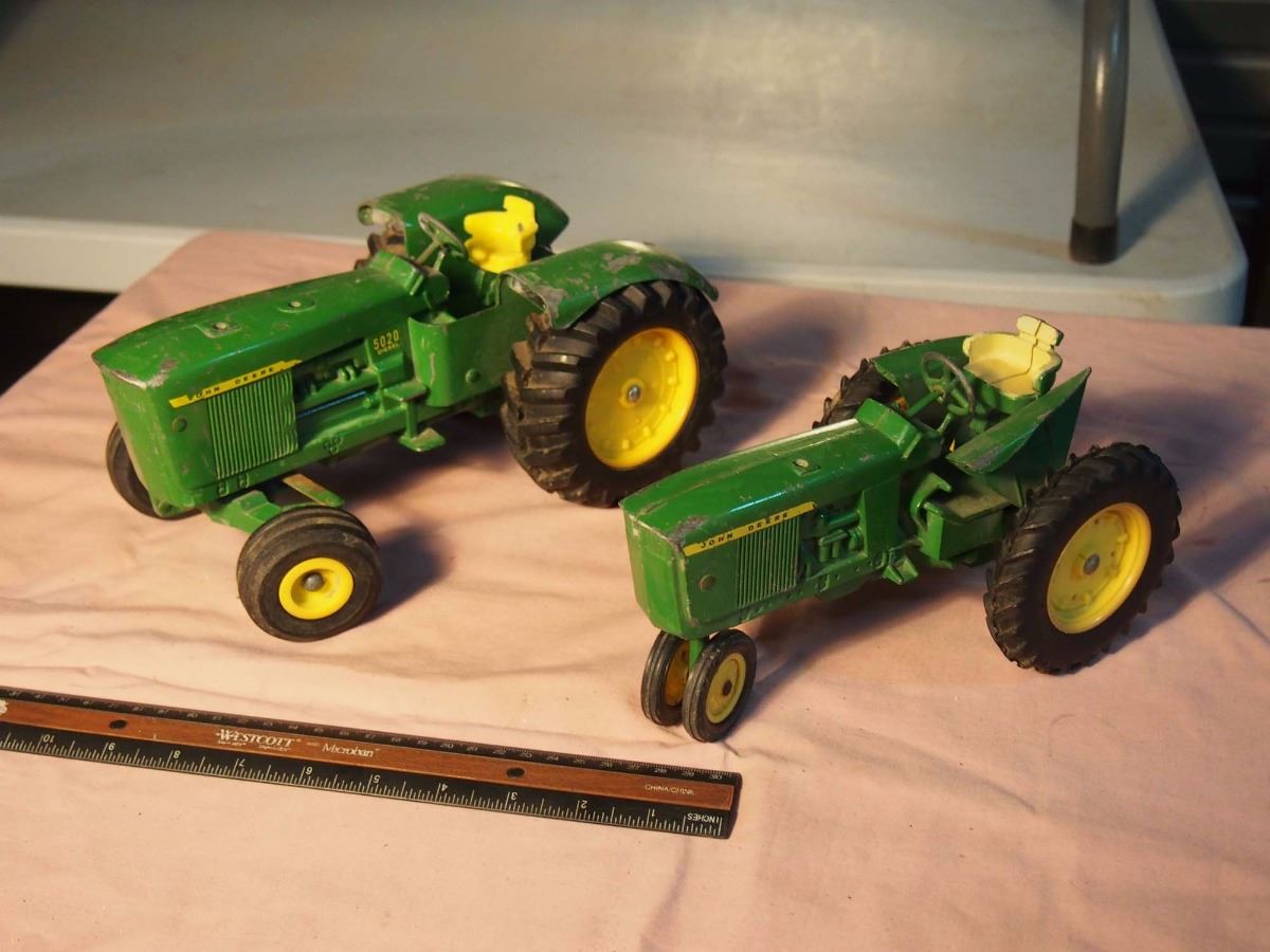 John Deere Metal Tractors (2) (Ertl Dyersville Iowa USA) Bodnarus